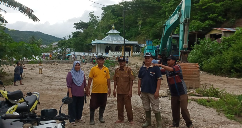 Alat berat yang dikerahkan untuk mengeruk material lumpur yang sudah memenuhi cek dam di puncak Lotu. (Foto: Pemkot Gorontalo)
