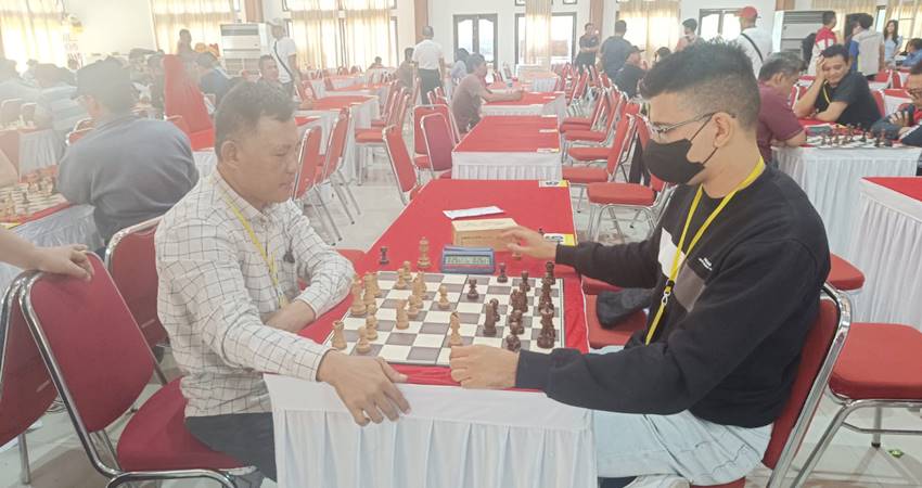 Pecatur asal Gorontalo, Safrin Saifi yang juga atlet catur PON XXI, saat tampil pada turnamen Bali Open Chess International di Bali, Sabtu (29/6). (foto : istimewa)