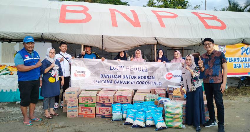 DAW PEDULI : PT. Daya Adicipta Wisesa (DAW) menyalurkan bantuan untuk korban banjir di Gorontalo, Jumat (12/7). (foto : dok / daw)
