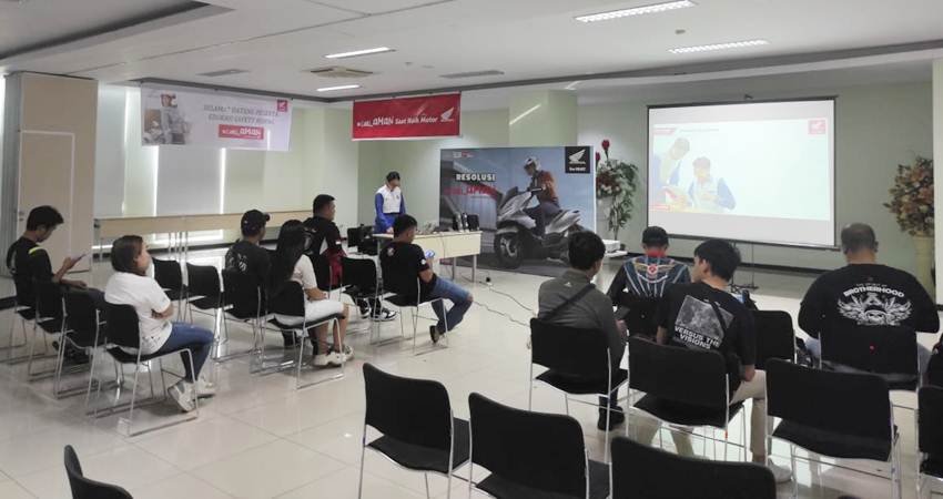 #CARI_AMAN : Kampanye keselamatan berkendara yang terus digalakkan PT Daya Adipcipta Wisesa, kali ini kepada komunitas sepeda motor Honda, Ikatan Motor Honda Sulut (IMHS), Sabtu (27/7). (foto : dok / daw)