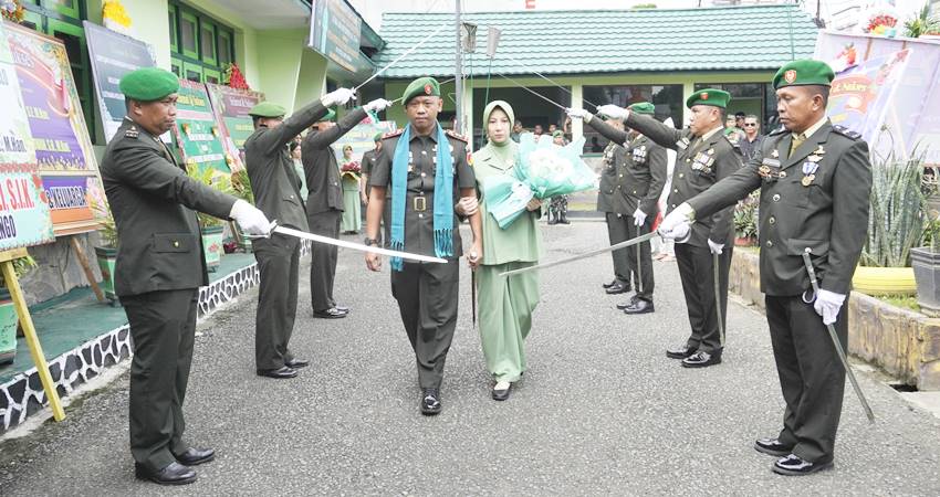 Letkol Arm Asep Ridwan, S.H., M.Han bersama istri, saat tiba di Markas Kodim 1304 Gorontalo. (foto : dok / kodim gorontalo)