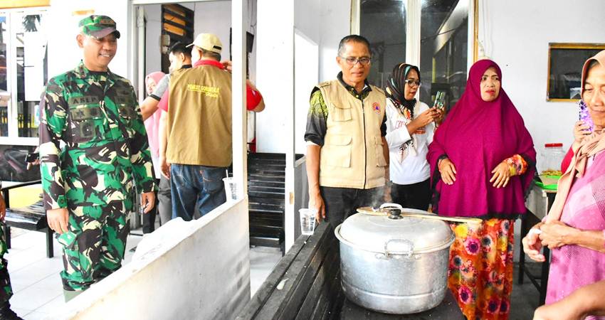 Pj Wali Kota Gorontalo, Ismail Madjid ketika meninjau dapur mandiri yang ada di Kelurahan Limba U II, Senin (15/7/2024). (Foto: Prokopim)