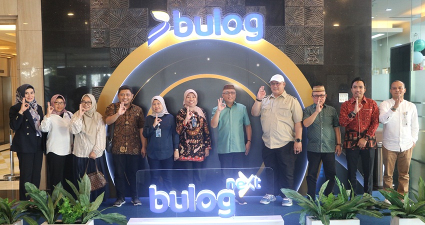 Foto bersama sejumlah Pimpinan Deprov bersama Komisi II saat mengunjungi kantor pusat Bulog di Jakarta, Jumat (19/7).