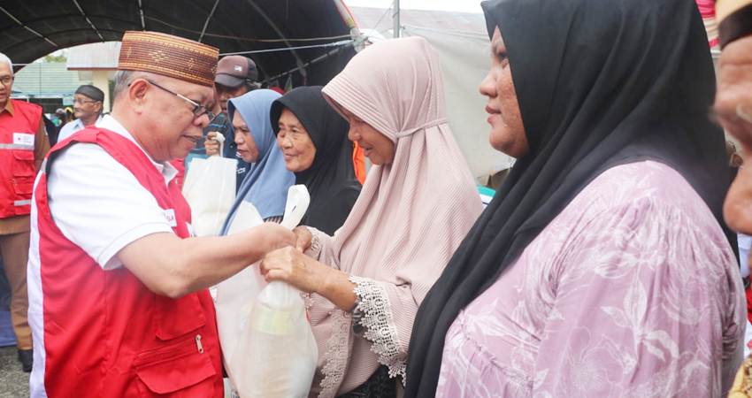 Ketua Komisi IV Deprov Gorontalo, Hamid Kuna, menyerahkan bantuan untuk korban banjir di lokasi Posko pelayanan kesehatan PMI Provinsi Gorontalo di halaman Kantor Camat Tilango, Kabupaten Gorontalo, Selasa (23/7). (Humas)