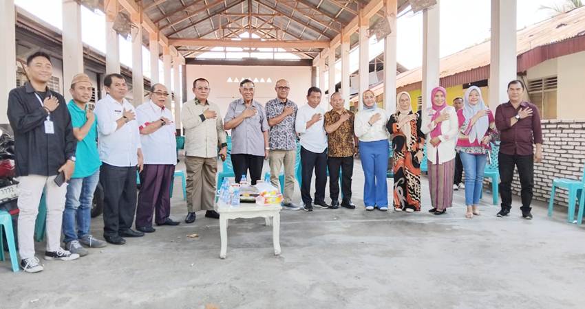Komisi I Deprov saat mengunjungi PPK Telaga Biru, kabupaten Gorontalo, memantau tahapan Pilkada, pekan lalu.