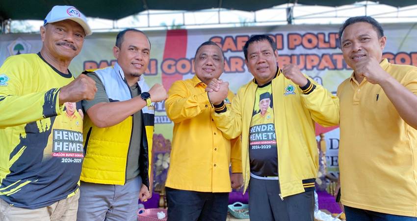Dua kader Golkar Hendra Hemeto dan Wasito Sumawiyono foto bersama di Tibawa. Pasangan yang disingkat DEWA (Hendra Hemeto-Wasito Sumawiyono) itu kini mulai digadang.