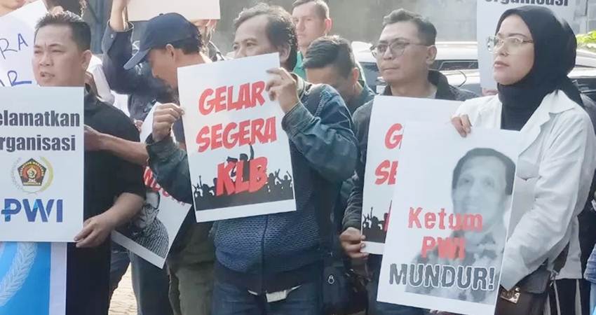 Demo di berbagai daerah menuntut Ketua PWI Henry Ch Bangun mundur dari jabatan Ketua PWI Pusat.--