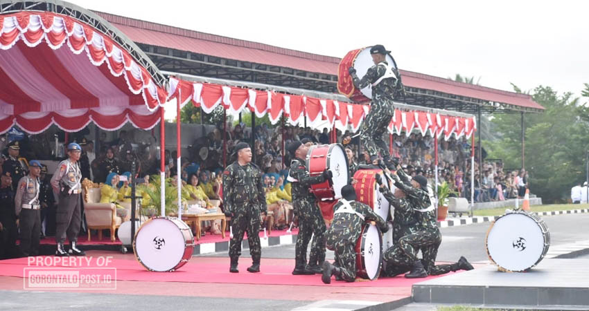 Upacara HUT Bhayangkara ke 78 ditutup dengan paragaan Marching Band dan lomba deviley antara TNI dan Polri serta ASN Polda Gorontalo. (Foto: Jalal/Gorontalo Post).