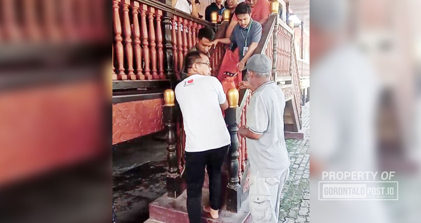 VISUM. Suasana Tim inafis saat dilakukan visum luar di rumah adat Banthayo Poboide dan membawa jenasah korban dari rumah adat ke rumah Koran di Kelurahan Hutuo (F:Deice/GorontaloPost)