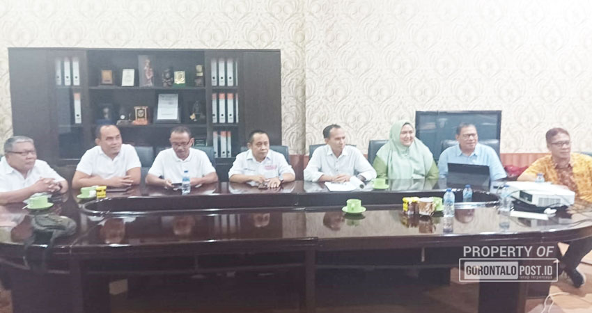 Tim 10 DPD II Golkar Kabgor bersama tim survei DPP Golkar saat memberikan keterangan pers, Selasa (2/7). (F:Deice/Gorontalo Post)