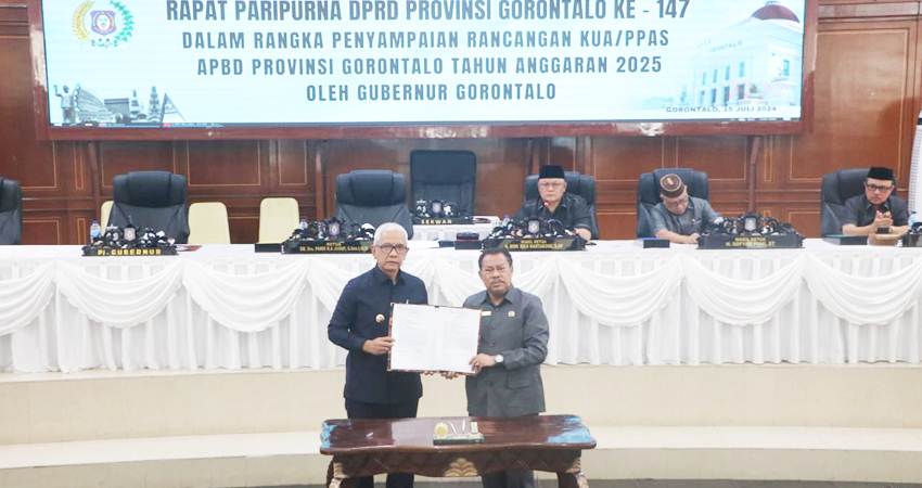 Penyerahan dokumen kebijakan umum anggaran dan plafon prioritas anggaran sementara (KUA-PPAS) APBD 2025 oleh Penjagub Ruddy Salahuddin ke Ketua Deprov Paris Jusuf dalam rapat paripurna, kemarin (15/7).