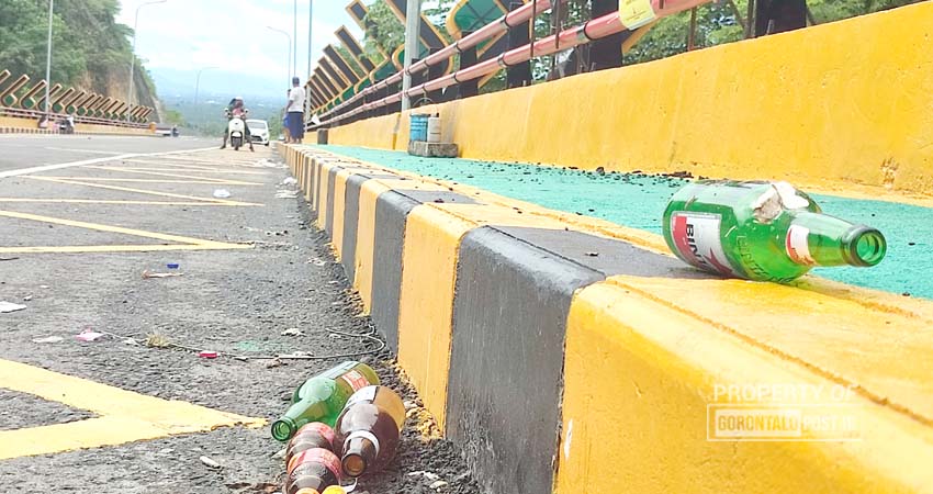 Lokasi jembatan GORR yang baru dibuka atau diakses, kini diduga sudah menjadi tempat pesta Miras. (F. Natha/ Gorontalo Post)