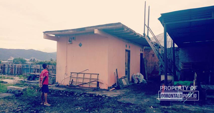 Bangunan yang tersisa pasca kebakaran Rumah Warga di di Jalan Taman Sari, Kelurahan Moodu, Kecamatan Kota Timur, Kota Gorontalo, pada Sabtu (20/07/2024). (Foto: Jalal/Gorontalo Post).