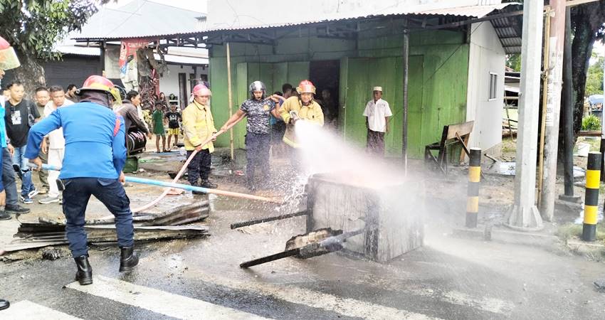 Kobaran api yang melahap sebuah depot bensin di Kelurahan Dutulanaa Kecamatan Limboto, Selasa (2/7/24). (Foto: Istimewa).