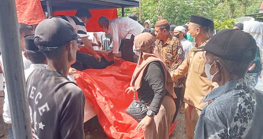 Suasana histeris keluarga saat menyambut empat warga Kecamatan Asparaga yag meninggal dunia akibat tanah longsor di Suwawa.