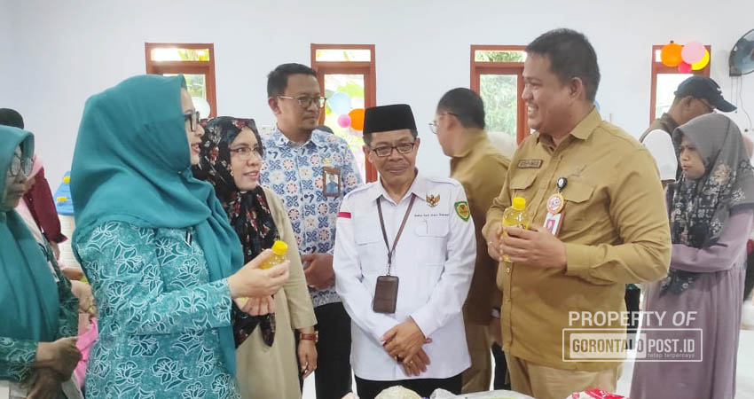 Kepala Balai POM di Gorontalo, Stepanus Simon Sesa, SH bersama Ketua TP PKK Provinsi Djoewiati Rudy Salahuddin saat launching Minyak Kelapa Ingo A+ di Bele Mo'osehati di Desa Talulobutu, Tapa, Kabupaten Bonbol, Selasa (9/7/2024). (Foto: Roy/Gorontalo Post)