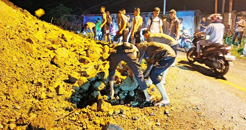 Personel Polresta Gorontalo Kota beserta TNI dan masyarakat melakukan pembersihan pasca bencana di Kecamatan Dumbo Raya, Kota Gorontalo.