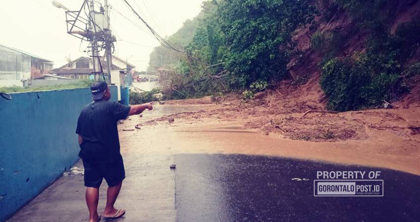 Sebuah bukit di kawasan tangga 2000 Kota Grontalo yang mulai tanda-tanda longsor. (Foto: Jalal/Gorontalo Post)