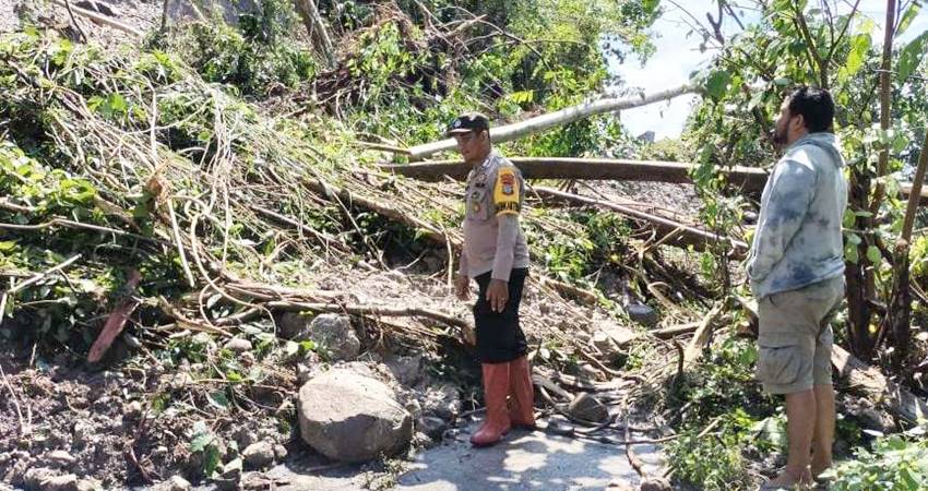 LONGSOR BOLSEL - Longsor menutupi akses Jln Trans Sulawesi di Puncak Landia, Desa Sinombayuga, Kecamatan Posigadan, Bolsel, Ahad (7/7). (foto : istimewa)