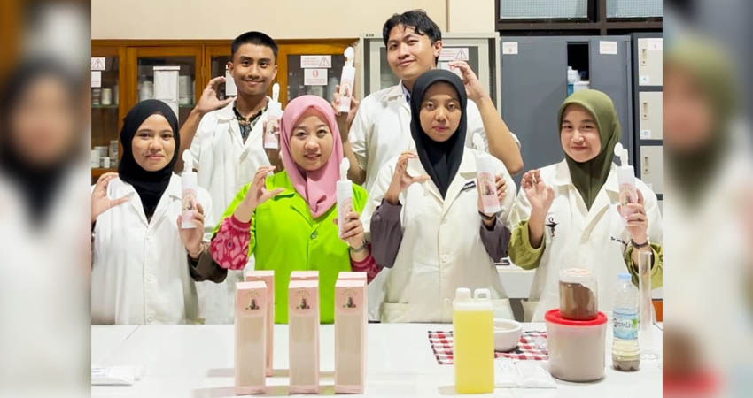 Mahasiswa UNG saat memperlihatkan hasil ciptaan Hair Lotion Pertama untuk Kucing, (F. Istimewa)