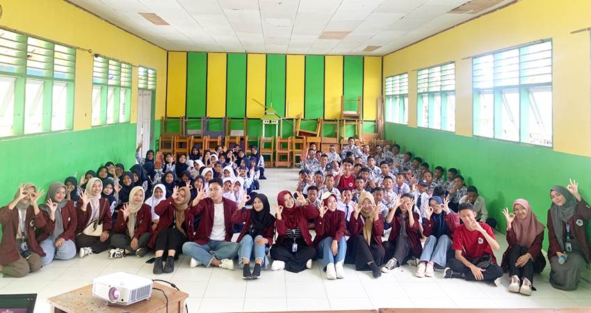 Sosialisasi Anti Hoax dan Literasi Digital oleh mahasiswa KKN di SMPN 3 Satap Batudaa Pantai, Selasa (16/7). (Foto: Dok. KKN UNG-UGM 2024 untuk GP)