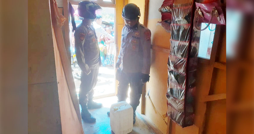 Polsek Tilamuta menyita puluhan liter minuman keras jenis cap tikus dari rumah masyarakat maupun sejumlah kios.