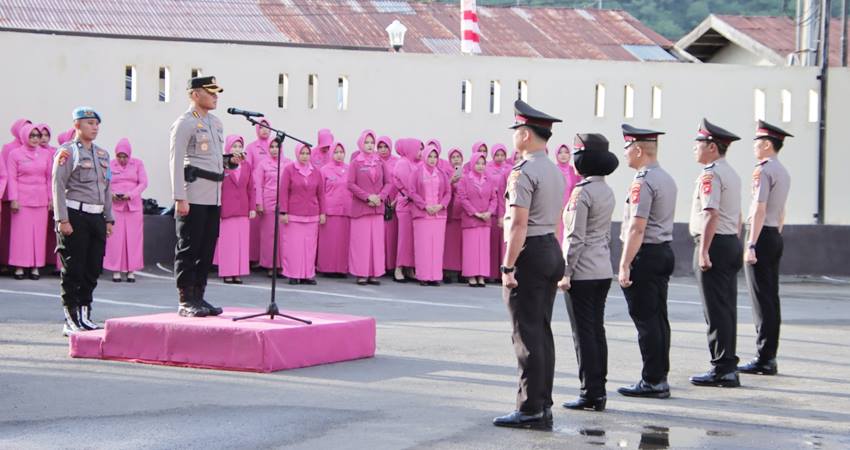 Kapolresta Gorontalo Kota, Kombes Pol. Dr. Ade Permana,S.I.K,M.H saat memimpin upacara Korps Raport Kenaikan Pangkat TMT 1 Juli 2024 di halaman apel Polresta Gorontalo Kota.