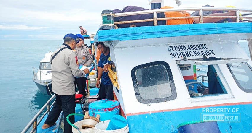 Personel Satuan Polair Polres Pohuwato melakukan pemeriksaan terhadap nelayan yang sedang melaut. (F. Zulkifli/ Gorontalo Post)