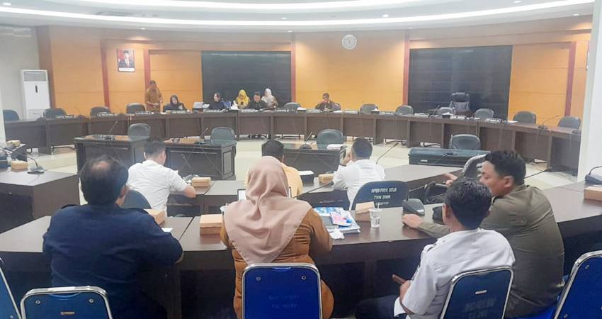 Pansus Deprov Gorontalo yang membahas Ranperda pengendalian dan pengawasan minuman beralkohol (Minol) dengan stakeholder terkait, Senin (1/7