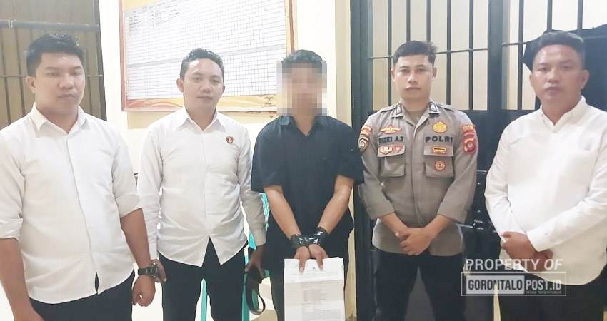 Tersangka kasus dugaan pencabulan yang terjadi di Kecamatan Atinggola, resmi ditahan oleh Unit PPA, Satuan Reskrim Polres Gorontalo Utara. (F. Zulkifli/ Gorontalo Post)