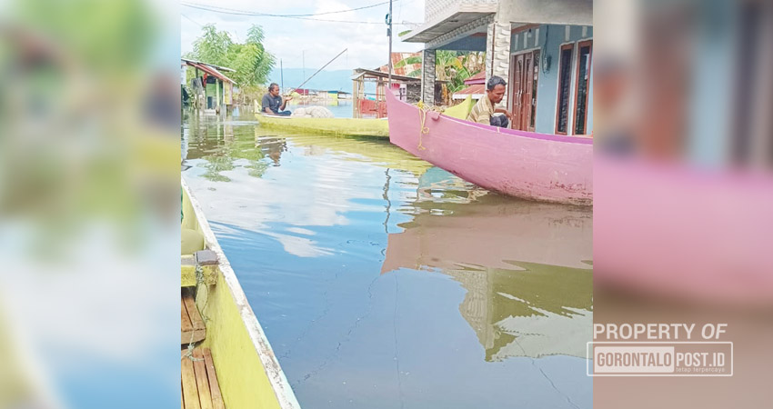 Dampak dari banjir, banyak warga yang membutuhkan perahu dan menjadi satu peningkatan ekonomi bagi masyarakat terdampak. (F. Deice/ Gorontalo post)