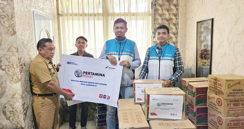 PERTAMINA PEDULI - Pertamina Patra Niaga Sulawesi menyalurkan bantuan bagi korban terdampak banjir di Kota Gorontalo, penyaluran dilakukan melalui posko umum di Kelurahan Tenda, Kota Gorontalo, Kamis (11/7). (Foto :dok / pertamina patra niaga sulawesi)