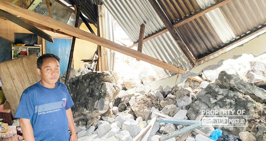 Kondisi rumah Susanto Husain yang rusak parah akibat robohnya dinding beton, Ahad (7/7/2024l) (F. Diyanti/Gorontalo Post)