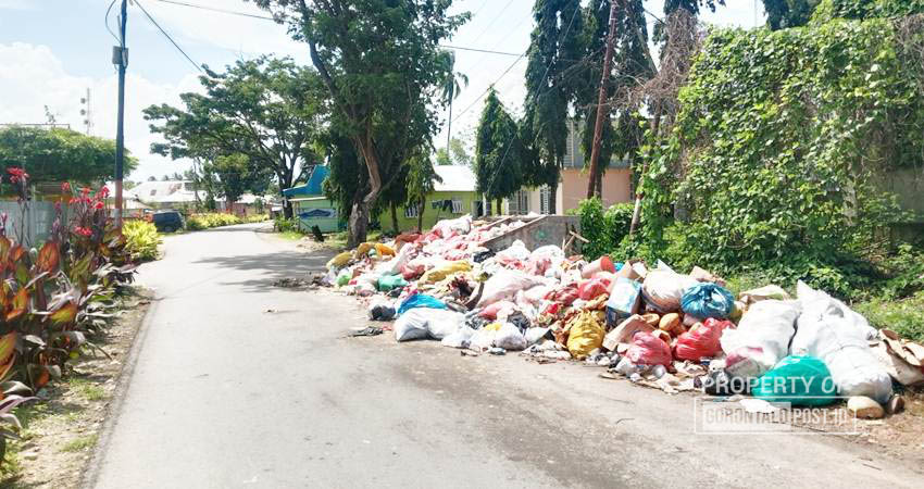 Tumpukan sampah di pinggir jalan yang ada di wilayah perkantoran block plan, sudah menumpuk dan menggunung, serta menimbulkan bau yang tidak sedap. (F. Zulkifli/ Gorontalo Post)