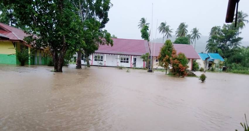 Salah satu sekolah di Kecamatan Tolinggula yang terdampak banjir, Sabtu (13/07/2024).