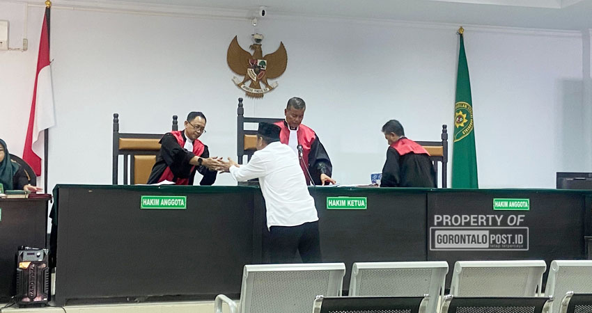 Tersangka oknum Satpol PP saat mengikuti sidang putusan dugaan kasus pungli, Rabu (3/7/2024) (F. Diyanti/Gorontalo Post)