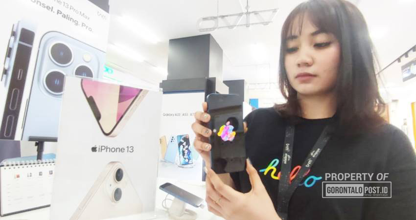 Produk smartphone yang dijual di salah satu toko. (foto Natha/GP)