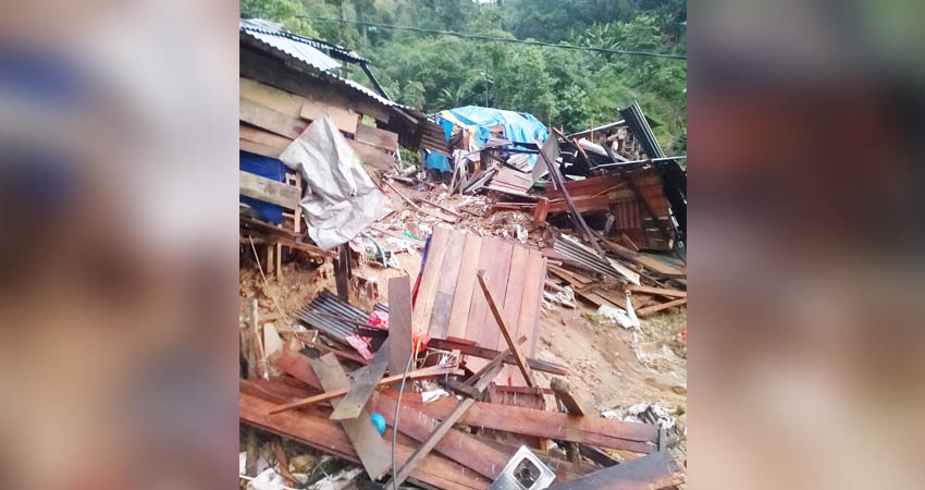 CAMP TAMBANG - Kondisi camp penambang di kawasan pertambangan rakyat Suwawa, Bone Bolango yang pora-poranda lantaran longsor pada Ahad(7/7) dini hari. (foto : istimewa)