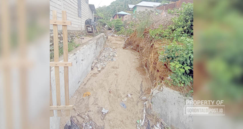 Kondisi tanggul di Kelurahan Leato Utara yang saat ini dikeluhkan masyarakat, Ahad (7/7/2024) (F. Diyanti/Gorontalo Post)