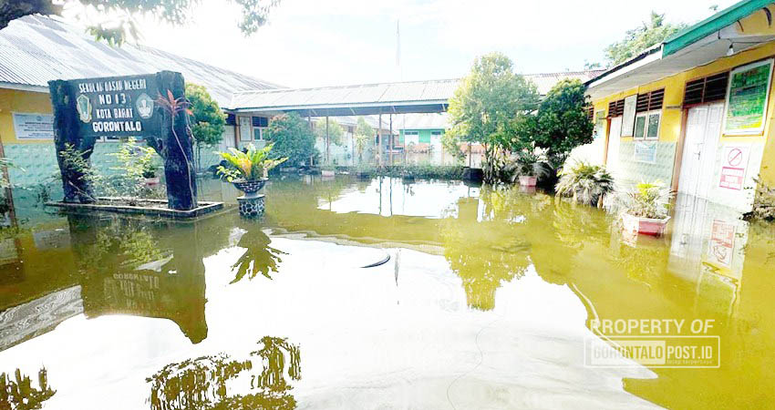 BELUM BUKA : Kondisi SD Negeri 13 Kota Barat, Jln Delima, Kota Gorontalo yang masih terendam banjir, Senin (15/7). Sekolah ini termasuk salah satu sekolah yang diliburkan, lantaran terdampak banjir. (foto : jitro paputungan / gorontalo post)