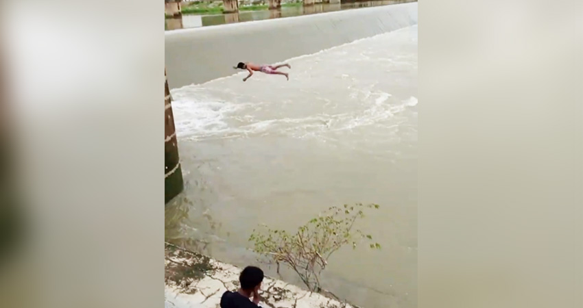 Tangkapan video saat Wiranto terjun ke bendungan Randangan hingga akhirnya hilang terseret arus yang memutar. (Foto: Tangkapan Vidio).