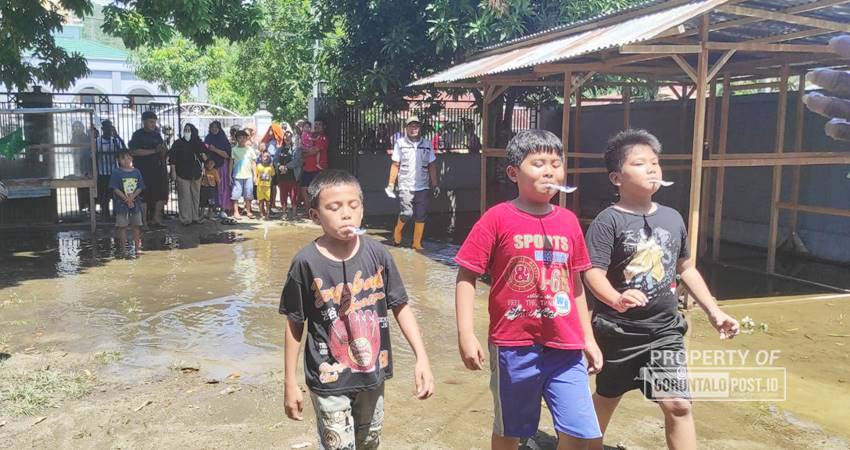Keceriaan anak-anak Desa Dulomo Kecamatan Tilano saat mengikuti permainan lomba lari kelereng sebagai hiburan pasca bencana banjir wilayah itu. (Foto: Roy/Gorontalo Post).