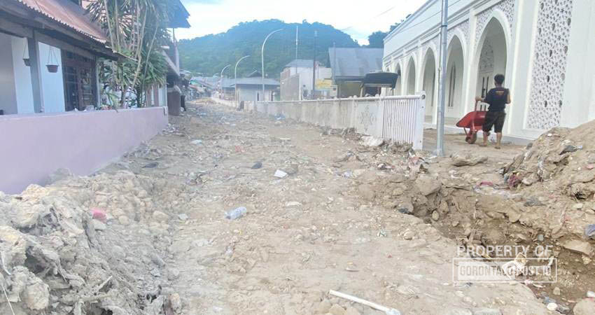 kondisi saluran dan jembatan penuh dengan bebatuan yang sampai saat ini belum dikeruk, Rabu (17/7/2024)(F. Diyanti/Gorontalo Post)