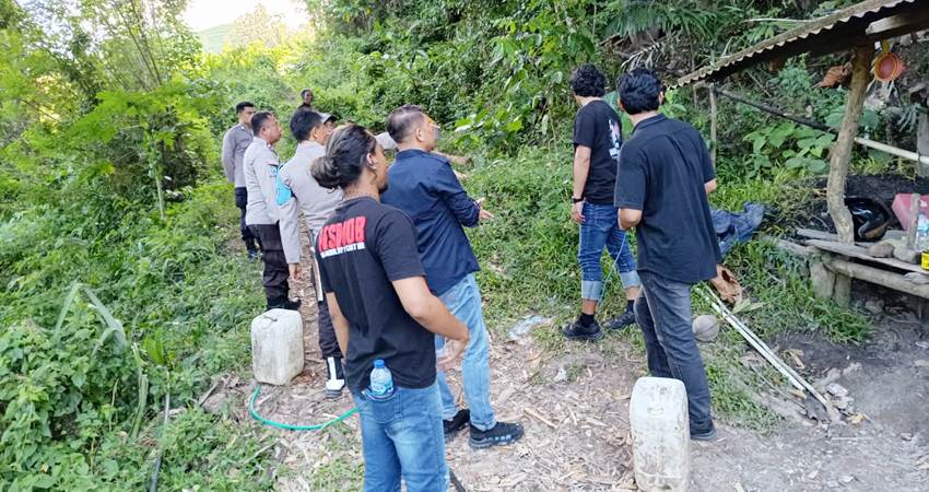 Polsek Mootilango di bawah pimpinan Kapolsek serta bantuan dari Satnarkoba Polres Gorontalo, mengamankan lokasi pembuatan cap tikus.