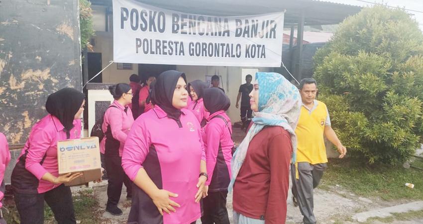 Ketua Bhayangkari Pohuwato, Melinda Winarno, memimpin langsung penyaluran bantuan untuk korban bencana alam di wilayah Bone Bolango, Kota Gorontalo dan Kabupaten Gorontalo.