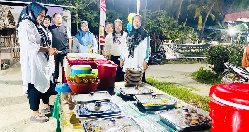 salah satu meja yang menyajikan berbagai macam makanan dan kue tradisional Gorontalo, dalam Kegiatan Gema 10 Muharram, di Lorong Komo Dusun dua Desa Pantungo, Sabtu (27/7/2024)