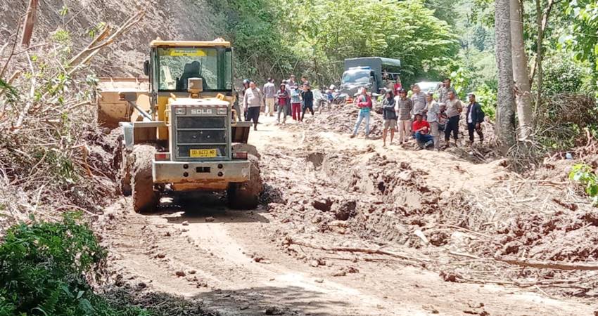 Pihak Kepolisian bersama pemerintah setempat dan masyarakat sekitar, melakukan pembersihan di lokasi terjadinya longsor serta membantu pihak PLN dalam mengatasi persoalan tiang roboh dan kabel yang ditimpa pohon.