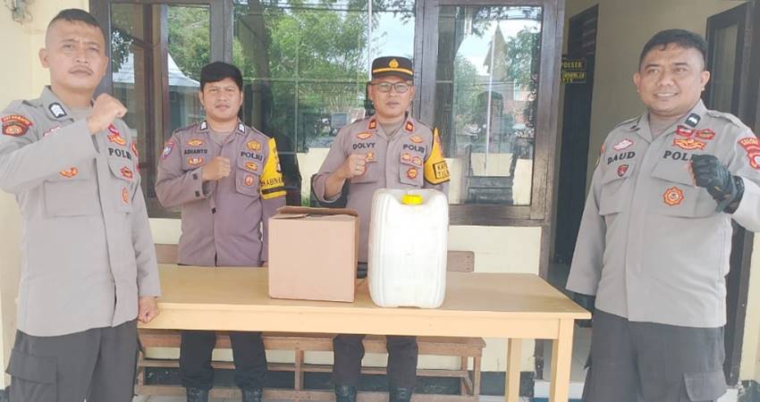 Kapolsek Tilamuta beserta personel saat mengamankan barang bukti berupa puluhan liter Minuman Keras (Miras) yang diperjualbelikan oleh masyarakat.