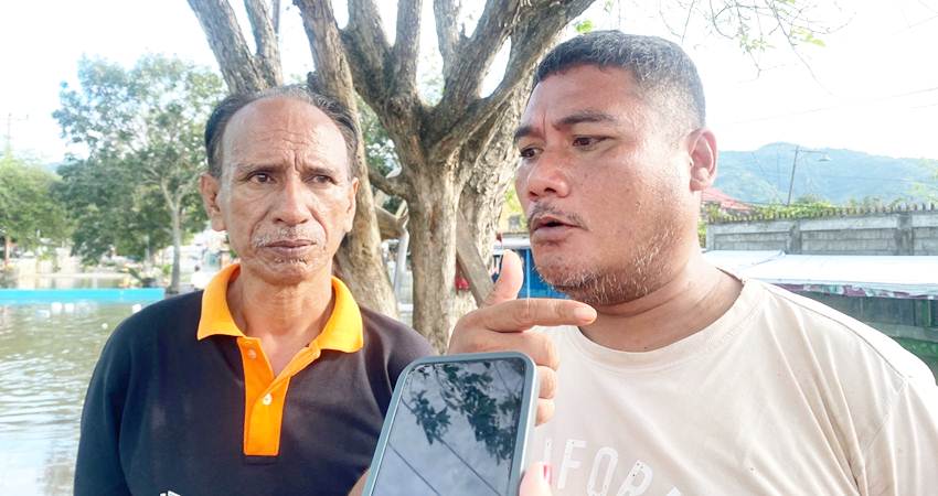 Warga Jalan Pangeran Diponegoro, Limbah B, Kecamatan Kota Selatan Kota, Gorontalo saat memberikan keluh kesah kepada wartawan.