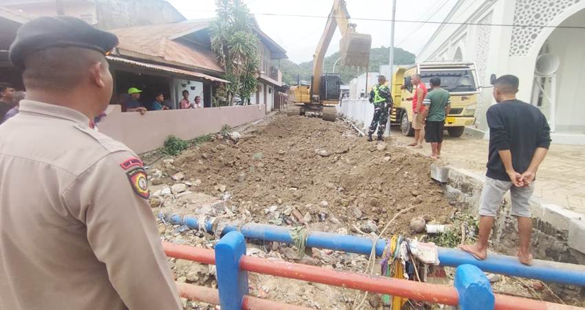 Proses pengerukan saluran Talumolo Kecamatan Dumbo Raya Kota Gorontalo, Kamis (4/7/2024) (F. Natha/Gorontalo Post)